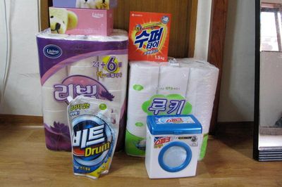 Vì sao người Hàn Quốc tặng giấy vệ sinh và bột giặt trong lễ tân gia?