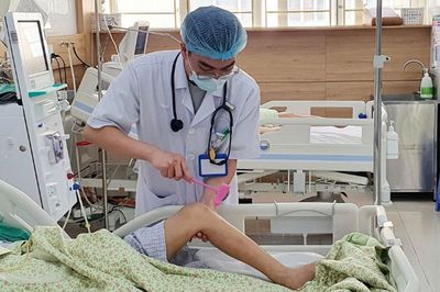 Bất lực vì mẹ bỏ thuốc ở bệnh viện, tin 'thần y mạng' hơn bác sĩ