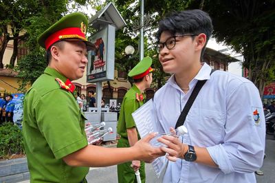 Công an Hà Nội bảo đảm giao thông, tiếp sức sĩ tử ngày đầu thi tốt nghiệp THPT