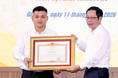 Chàng trai khống chế kẻ cầm dao tấn công phụ nữ nhận bằng khen của Thủ tướng