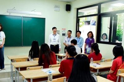 Sĩ tử Hà Nội bước vào buổi thi đầu tiên của kỳ thi tốt nghiệp trung học phổ thông
