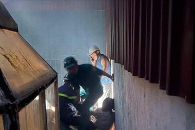 Kịp thời cứu 4 người mắc kẹt trong vụ cháy nhà lúc rạng sáng