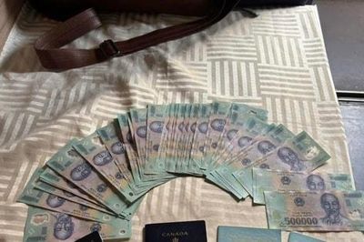 Trả lại túi xách chứa 25 triệu đồng và hộ chiếu bỏ quên trên tàu