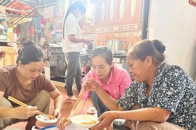 Ấm lòng những mâm cơm nghĩa tình tiếp sức sĩ tử vùng quê Đại Xuyên