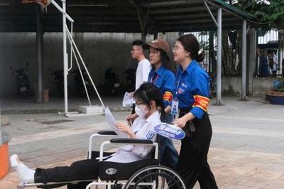Thí sinh đặc biệt tại điểm thi Phú Thượng được hỗ trợ kịp thời