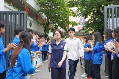 Những người đồng hành cùng sĩ tử ngoài cổng trường thi
