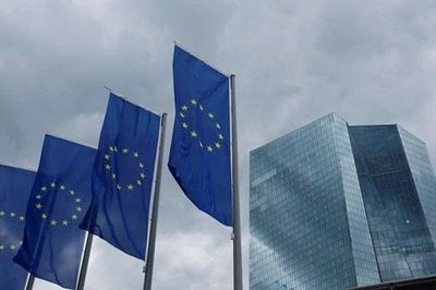 ECB cân nhắc tăng lãi suất trước sức ép lạm phát