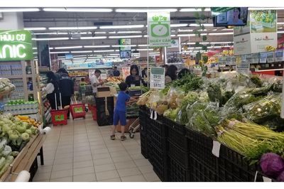 Thực phẩm từng rẻ nay tăng giá, bữa cơm gia đình thay đổi thế nào?