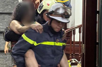 Hà Nội: Cắt 'chuồng cọp', giải cứu 4 người kẹt trong ngôi nhà 5 tầng bốc cháy rạng sáng
