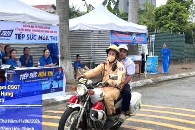 Thiếu tá CSGT dùng xe chuyên dụng đưa nam sinh Hải Phòng gặp sự cố trên đường đến điểm thi