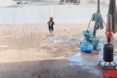 Xót xa cảnh cháu bé 3 tuổi bị xe tải tông tử vong khi đột ngột băng qua đường