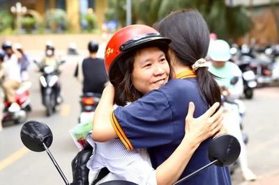 Gửi trọn niềm tin qua những cái ôm nơi cổng trường thi tốt nghiệp THPT 2026