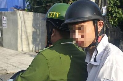 Một thí sinh Hải Phòng được lực lượng công an hỗ trợ đưa đến điểm thi đúng giờ