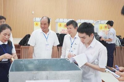 Huế bố trí điểm giữ điện thoại cho thí sinh, 100% học sinh lớp 12 dự thi môn Ngữ văn