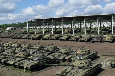 Ảnh vệ tinh tiết lộ số xe tăng còn lại trong kho dự trữ của Nga