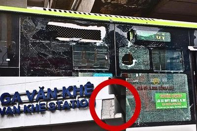 Đang chạy dưới ga Văn Khê, xe buýt BRT bất ngờ bị vật liệu rơi trúng