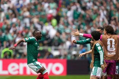Tiền đạo Mexico ghi bàn đầu tiên, đi vào lịch sử World Cup
