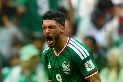 Mexico phá dớp trận ra quân World Cup bằng chiến thắng trước Nam Phi