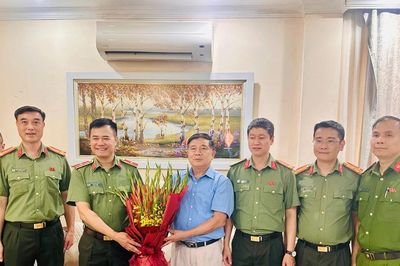Công an Hà Nội tri ân các đồng chí nguyên lãnh đạo nhân kỷ niệm 80 năm Ngày truyền thống lực lượng An ninh nhân dân