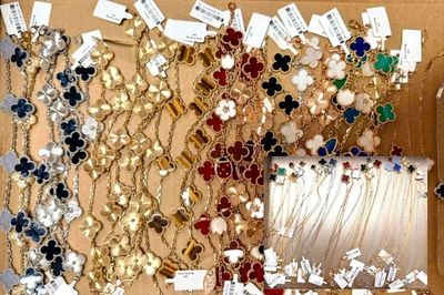 Sản xuất, tiêu thụ hơn 10.000 sản phẩm trang sức giả, nhiều người bị bắt