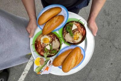 Quán Việt bán bánh mì chảo, cà phê mắm gây chú ý tại Mỹ