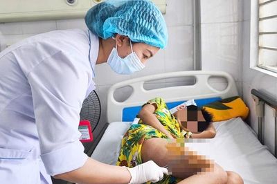 Bé trai than đau đùi, đi khám bác sĩ chẩn đoán khiến cha mẹ ngỡ ngàng