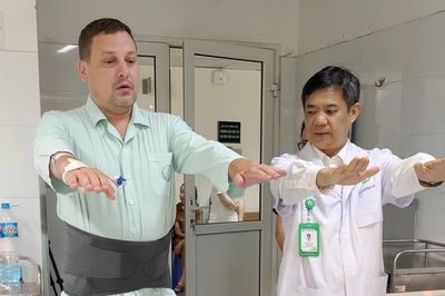 Khách Tây kinh ngạc sau ca mổ cột sống tại Việt Nam