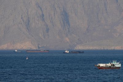 Mỹ có thật sự áp tải 100 triệu thùng dầu vượt eo biển Hormuz?