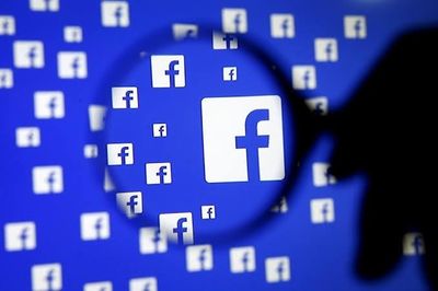 Facebook tự biến mình thành trò cười sau cú sập toàn cầu