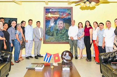 Đại sứ quán Cuba tại Việt Nam tiếp nhận tác phẩm nghệ thuật 'Fidel Castro Ruz - Cuba trong trái tim người Việt'