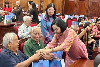 Phó Chủ tịch Quốc hội Nguyễn Thị Thanh trao quà tặng gia đình chính sách, người có công và học sinh tỉnh Điện Biên