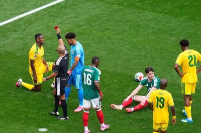 'Mưa thẻ đỏ', chưa vội trách trọng tài ngày khai màn World Cup 2026