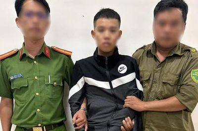 Tạm giữ kẻ tấn công cha ruột, gây thương tích cán bộ công an