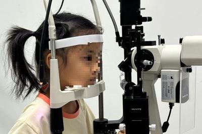 Lác mắt ảnh hưởng nặng nề cuộc sống của trẻ
