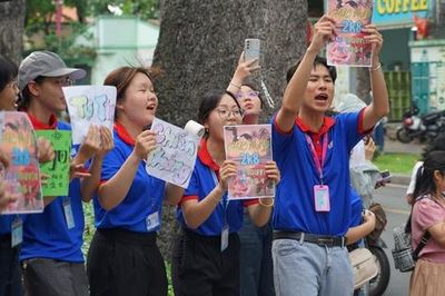 Những hình ảnh đẹp của sinh viên tình nguyện trong kỳ thi tốt nghiệp THPT 2026