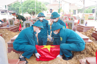 Lấy mẫu hài cốt liệt sĩ tại các nghĩa trang liệt sĩ xã Hoàng An
