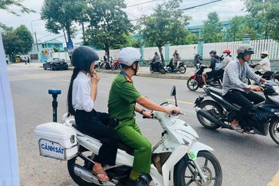 Quên đem máy tính, thí sinh được Công an xã chở về tận nhà lấy bảo bối