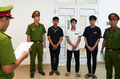 Khởi tố 3 'quái xế'