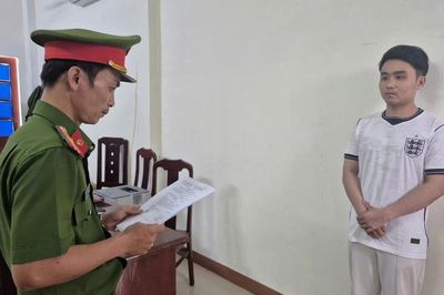 Nhân viên cửa hàng hô biến 84 điện thoại để chơi tiền ảo và đánh bạc