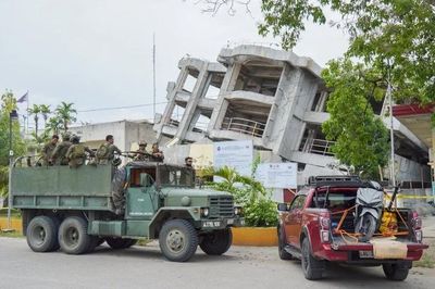 Động đất tại Philippines: Mưa lớn và dư chấn cản trở cứu hộ