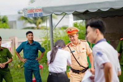 CSGT Lâm Đồng kịp thời hỗ trợ 2 thí sinh đến điểm thi đúng giờ