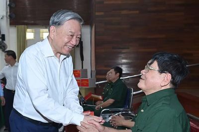 Tặng quà người có công với cách mạng nhân dịp kỷ niệm 79 năm Ngày Thương binh - Liệt sĩ