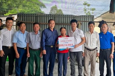Người phụ nữ 'không còn nước mắt để khóc' tiếp nhận số tiền 209 triệu đồng