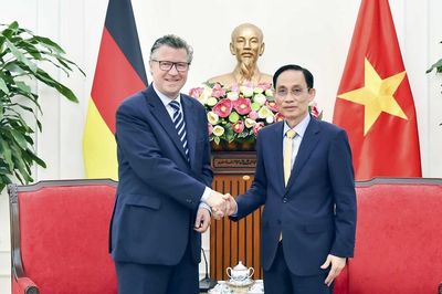 Bộ trưởng Ngoại giao Lê Hoài Trung tiếp Quốc vụ khanh Bộ Ngoại giao Đức