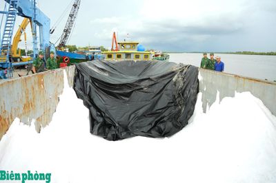 Phát hiện sà lan chở hơn 30 tấn phân Urê không rõ nguồn gốc