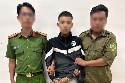 Bắt đối tượng mang kiếm tấn công cha ruột, ném 'bom xăng' vào công an