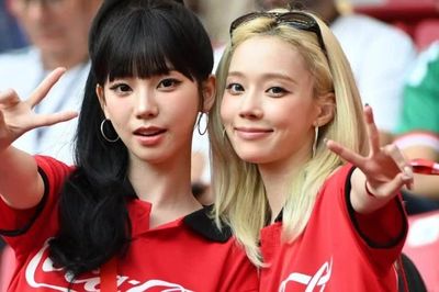 Nữ ca sĩ cổ vũ Hàn Quốc ở trận ra quân World Cup
