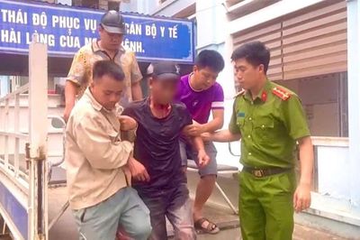 Công an đưa người đàn ông tự dùng gạch đập vào đầu đi cấp cứu