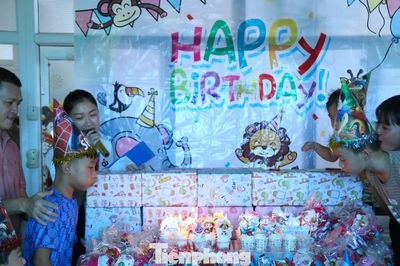 Sinh nhật đặc biệt của những em bé 'lấy viện làm nhà'
