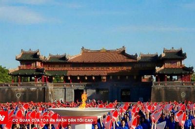 Hơn 2.000 thanh niên thắp lửa yêu nước tại Ngọ Môn
